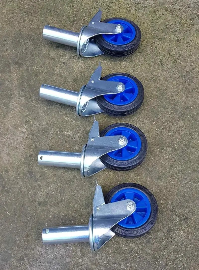 Detalle de las ruedas de alta carga con freno del andamio plegable de aluminio