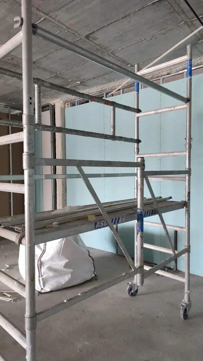 Andamio plegable de aluminio trabajando en obra real
