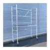 Andamio plegable BASIC de 3,85 m visto de lado, con ruedas de doble freno