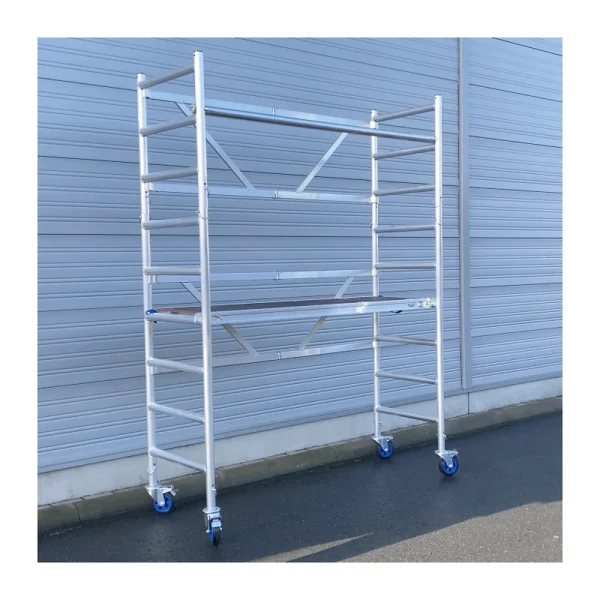 Andamio plegable BASIC de 3,85 m visto de lado, con ruedas de doble freno